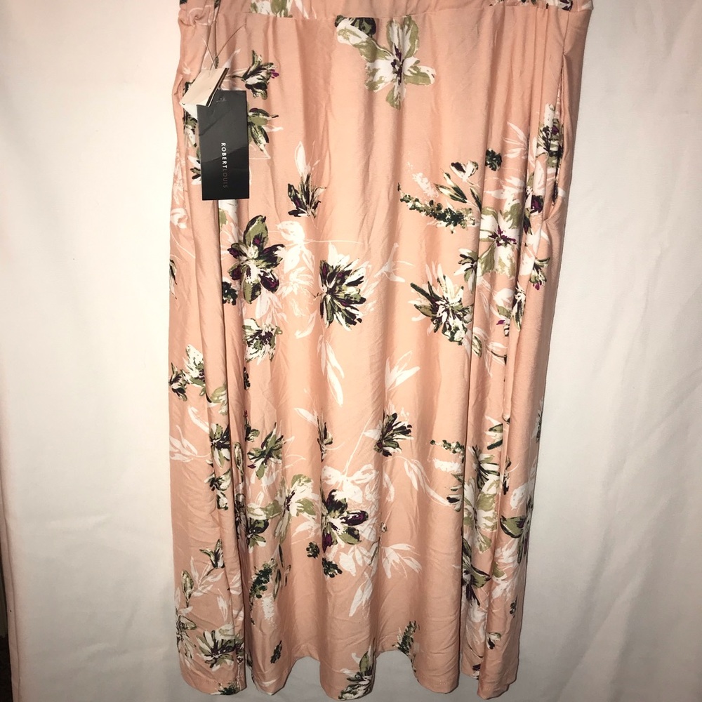NWT. BEAUTIFUL, flowy, mid length
